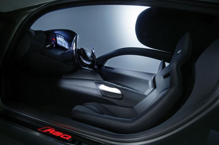Интерьер Audi RSQ Sport Coupe Concept 2004 года  (фото 16 из 19)